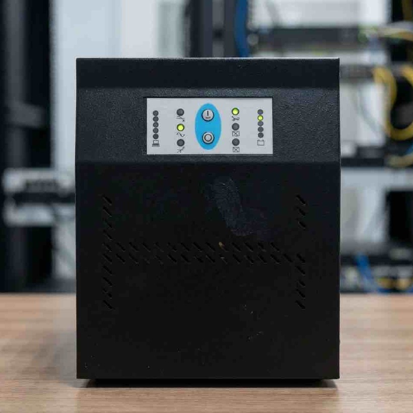 یو پی اس شبه سینوسی فنپا مدل Ups Fanpa Tower 2KVA به همراه باتری داخلی  image gallery